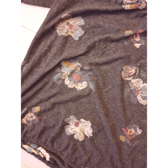 ✨3/$15 American Eagle | Off Shoulder Floral Top - Picture 2 of 2
